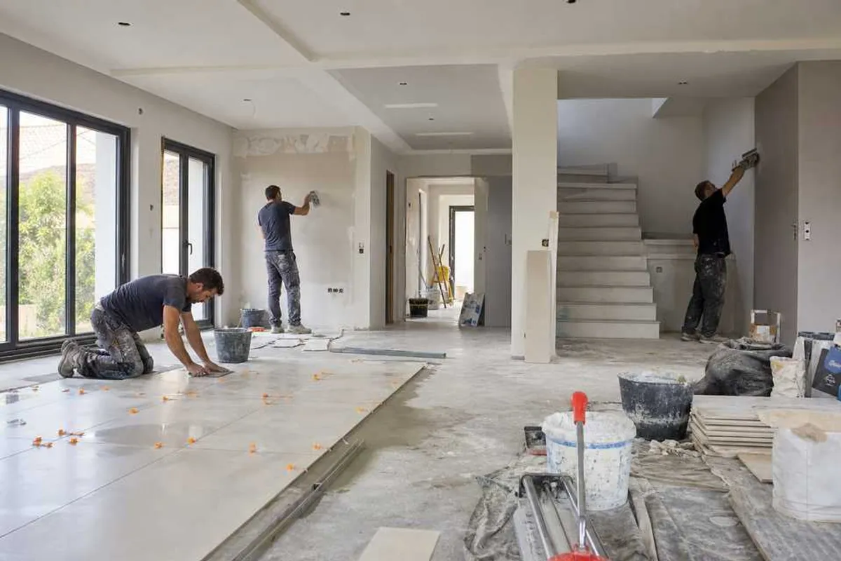 Reforma interna de casa com assentamento de piso e acabamento de paredes